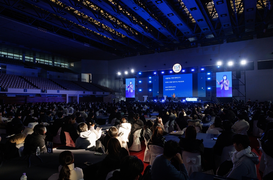 이준정 교육부총장 축하사를 경청하고 있는 새내기