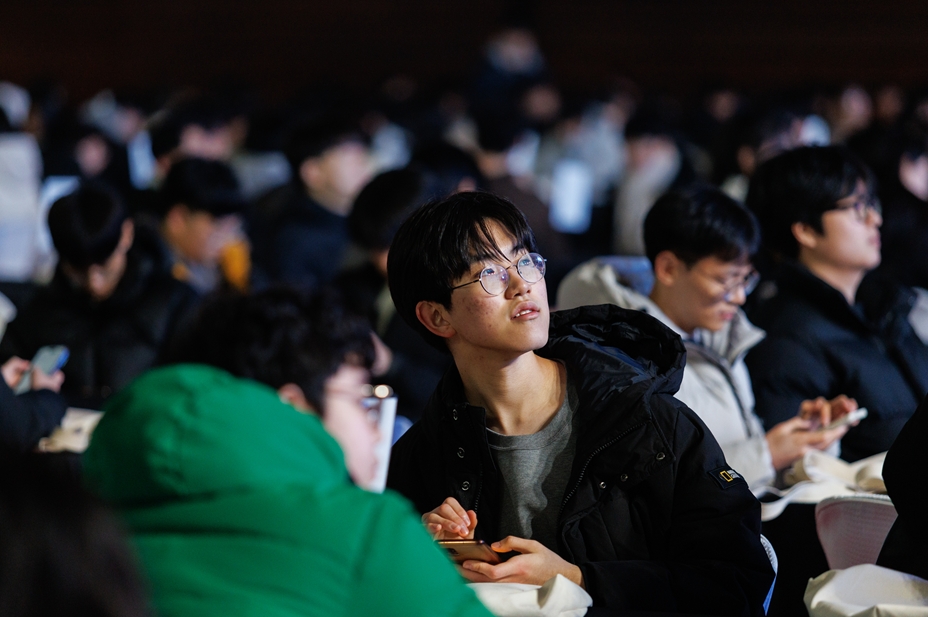 행사 만족도 조사를 하고 있는 새내기