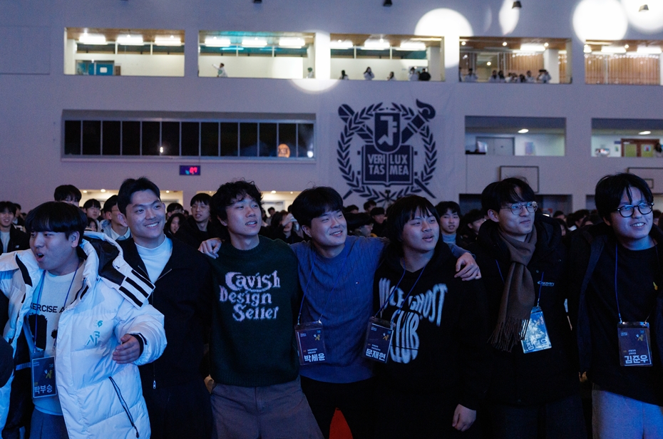 열정한마당 – 서울대학교 응원단 공연에 적극 호응 중인 새내기